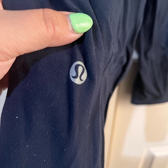 Navy Lululemon Rejuvinate Crop Size 6 - Picture 4 of 4